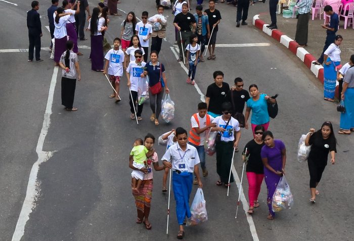 La foto: Los participantes en la caminata del Día del Bastón Blanco, en el centro de Yangon, la capital de Myanmar. (Autor de la foto: Victoria Milko/ NPR)